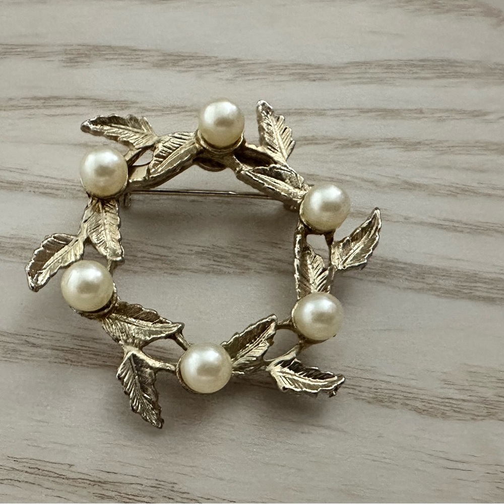 Antique gold and pearl reef
